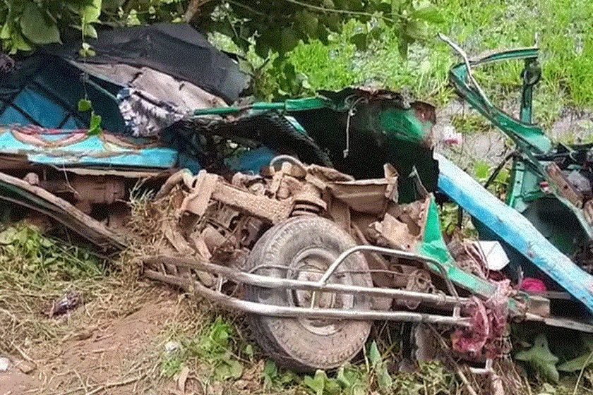 গাজীপুরে কাভার্ড ভ্যান-অটোরিকশা মুখোমুখি সংঘর্ষ, নিহত ৩