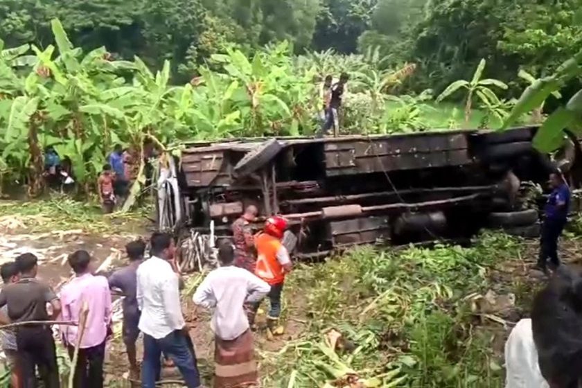 গোপালগঞ্জে বাস খাদে পড়ে নিহত তিন, আহত ৩০